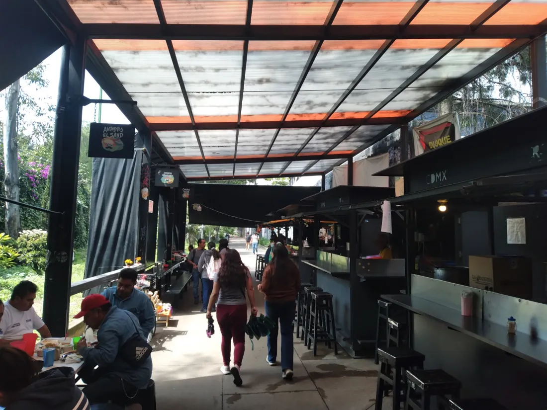 Pasillo de puestos de comida del Paseo de las Facultades